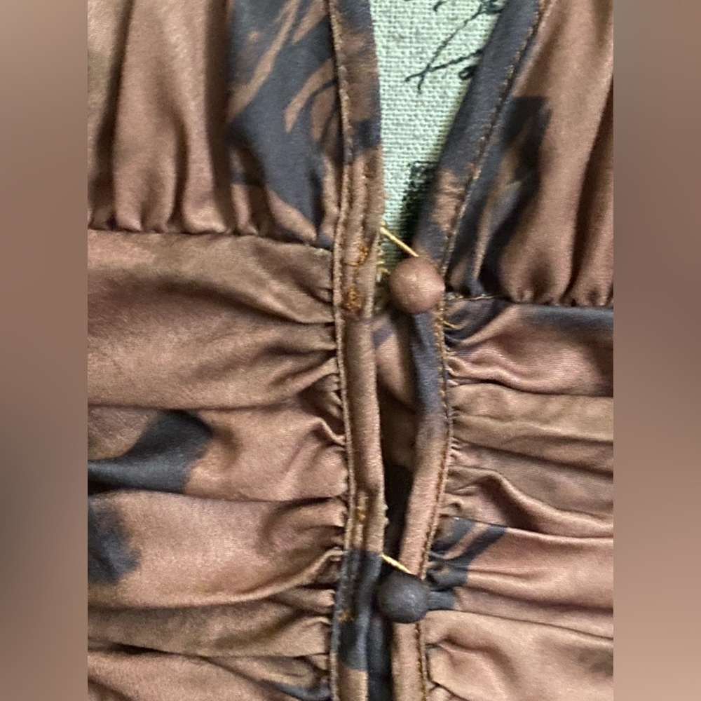 Pretty Little Thing brown cinched waist floral digital rose dress button down - Picture 5 of 17